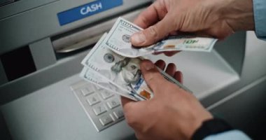 Tanınmayan Adam 'ın Kapanışı, ATM' den nakit para çektikten sonra ABD Doları Faturalarını Sayan İşadamı. Bankacılık Hizmetleri, Para çekme Sistemleri, Mali İşlemler