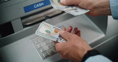 Tanınmayan Adam, İşadamı ATM 'den para çektikten sonra Amerikan Doları' nı Ellerinde Sayıyor. Bankacılık, nakit para çekme sistemleri, finansal operasyonlar. Kapat..