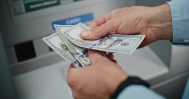 Tanınmayan Adam 'ın Kapanışı, ATM' den nakit para çektikten sonra ABD Doları Faturalarını Sayan İşadamı. Bankacılık Hizmetleri, Para çekme Sistemleri, Mali İşlemler
