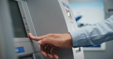 Havalimanı Terminalindeki ATM Makinesi: Bilinmeyen Kişinin Yakın Çekimi NFC okuyucusuna Temassız Para Çekme Operasyonu için Smartphone koydu. Para Makinesi, Banka Hizmetleri ve Aktarımlar.