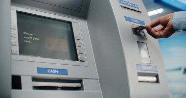 Havalimanı Terminalindeki ATM Makinesi: Adam Ekleme Kartı, ATM Klavyesindeki Düğmelere Basma, Para Çekme Operasyonu için PIN Koduna Giriş. Para makinesi, banka hizmetleri ve işlemler. Görüntüyü Kapat.