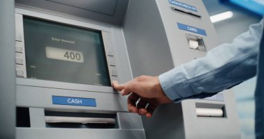 Havalimanı Terminalindeki ATM Makinesi: Adam Ekleme Kartı, ATM Klavyesindeki Düğmelere Basma, Para Çekme Operasyonu için PIN Koduna Giriş. Para makinesi, banka hizmetleri ve işlemler. Görüntüyü Kapat.