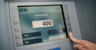 ATM Makinesi: Tanınmayan Klavye Şifresi Giren Kişi, Para Çekme Aktarımı Seçimi, Miktar Girme ve Nakit Harcamalardan Para Alma. Banka Sistemi ve Operasyonlar. Kapat..