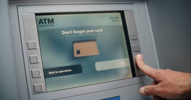 ATM Makinesi: Tanınmayan Klavye Şifresi Giren Kişi, Para Çekme Aktarımı Seçimi, Miktar Girme ve Nakit Harcamalardan Para Alma. Banka Sistemi ve Operasyonlar. Kapat..