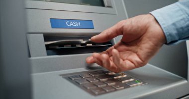 ATM Makinesi Kullanıcısı Ekranda Tuşlara Basıyor, Para Vericiden Para Alıyor. Banka Hesabından Para Çekme Operasyonu. Otomatik veznedar makinesi, bankacılık sistemi ve işlemler. Kapat..