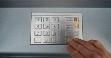 ATM Kullanıcısının ATM 'deki Tanınmayan Tuşlara Basması, Para Çekme İşlemi için Şifre Girilmesi. Otomatik veznedar, para makinesi. Banka Hizmetleri ve Operasyonlar. Kapat.