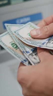 Tanınmayan Adam 'ın Kapanışı, ATM' den nakit para çektikten sonra ABD Doları Faturalarını Sayan İşadamı. Bankacılık Servisi, Para çekme Sistemleri. Dikey Çekim.