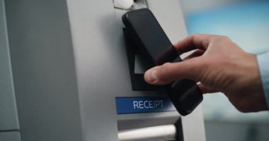 Havalimanı Terminalindeki ATM Makinesi: Bilinmeyen Kişinin Yakın Çekimi NFC okuyucusuna Temassız Para Çekme Operasyonu için Smartphone koydu. Para Makinesi, Banka Hizmetleri ve Aktarımlar.