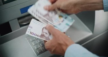 Tanınmayan Adam 'ın Kapanışı, ATM' den nakit para çektikten sonra Hryvnia Faturalarını Sayan İşadamı. Bankacılık Hizmetleri, Para çekme Sistemleri, Mali İşlemler.