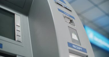 Havalimanı Terminalinde Para Makinesi: Kredi kartına para çekme işlemleri için Plastik Kredi Kartı Eklemek. Otomatik Teller Machine, Bankacılık Hizmetleri. Görüntüyü Kapat.