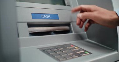 Cash Machine: Ekrandaki Kişi Kapatma Tuşunu Kapat, ATM 'den Dolar Al. Banka Hesabından Para Çekme Operasyonu. Otomatik Veznedar Makinesi, Banka Sistemi ve Aktarımlar.