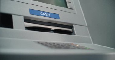 Cash Machine: Ekrandaki Kişi Basma Düğmelerini Kapat, ATM 'den Dolar Al. Banka Hesabından Para Çekme Operasyonu. Otomatik Veznedar Makinesi, Banka Sistemi ve Aktarımlar.