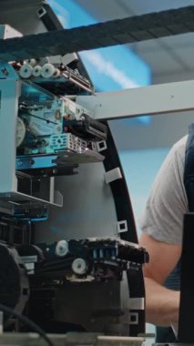Havalimanı Terminali 'ndeki ATM Umumi Nakit Dispenser Machine' de teknisyen. Bilgisayarı kullanarak ATM makinesinin teşhisini yapan işçi. Bankacılık, nakit para çekme sistemleri, ATM tamiratı. Dikey Çekim.