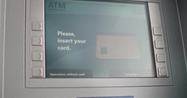 ATM makinesinin ekranını göster. Modern Havalimanı Terminalindeki Üniformalı Teknisyen, İç Bileşenleri Ayarlama ve Otomatik Teller Makinesi 'ne odaklan. Nakit Çekme Sistemleri.