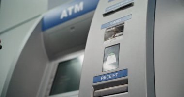 Modern Cash Machine: Bilinmeyen Adam, NFC Reader for Contacless Cash Retdrawal Traaction 'a Akıllı Telefon Koyuyor, ATM' ye PIN kodunu giriyor. Bankacılık, Finansal Operasyonlar. Kapat.