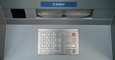 ATM klavyesindeki Tanınmayan Kişinin Üstten Görünümü. ATM Dağıtımı Nakit Dolar, Kullanıcı Para Makinesinden Para Alma. Banka hizmetleri, para çekme operasyonları ve işlemler. Kapat..