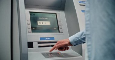 ATM Makinesi: Tanınmayan Adam PIN kodunu klavyeye giriyor, para çekme işlemini seçiyor, Miktarı giriyor ve nakit dağıtıcıdan Amerikan Doları alıyor. Banka Sistemi ve Operasyonlar. Kapat..