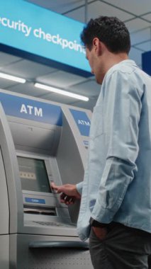 Kalabalık Havalimanı Terminali 'ndeki Cash Machine: ATM Klavyesinde Adam Basma Tuşları, Para Çekme İşlemi için Şifre Girme, Para Alma. Otomatik Teller Machine, Bankacılık Hizmetleri. Dikey Çekim