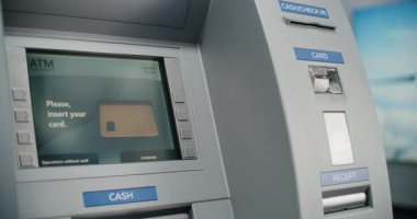 Havalimanı Terminalinde Para Makinesi: Man Inserting Card, ATM Klavyesinde Düğmelere Basma, Nakit Para Çekme Şifresi Girme. Otomatik Teller Machine, Bankacılık Hizmetleri. Görüntüyü Kapat.