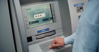 ATM Kullanıcısı 'nın Klavye' ye PIN Kodu girmesi, Nakit Para Çekme Aktarımı Seçimi, Miktarı Girmek ve Nakit Dispenser 'dan Para Almak. Otomatik Veznedar Makinesi, Banka Sistemi ve Operasyonları. Kapat..