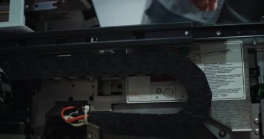 ATM Üniformalı Teknisyeni Nakit Harcayan Makinenin Bakımını Yapıyor. Modern Havalimanı Terminali 'nde Erkek İşçi Hizmet ATM' si. Bankacılık Teknolojisi ve Para Çekme Sistemleri. Görüntüyü Kapat.