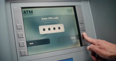 ATM Makinesi: Tanınmayan Klavye Şifresi Giren Kişi, Para Çekme Aktarımı Seçimi, Miktar Girme ve Nakit Harcamalardan Para Alma. Banka Sistemi ve Operasyonlar. Kapat..