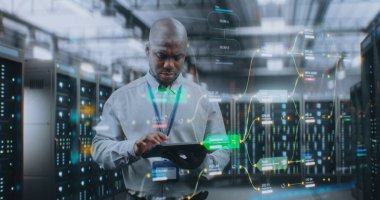 VFX ile Geleceğin Büyük Veri Merkezi: Afro-Amerikan Yöneticisi Dijital Tablet Kullanıyor. Sunuculardaki İnternet Trafiğinin Animasyon Diyagramları. Bilgi Teknolojisi, Dijitalleştirme Konsepti. Orta Çekim.