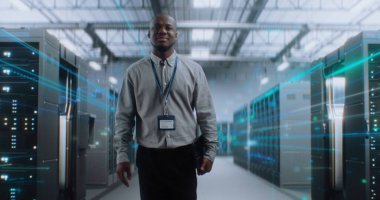 VFX ile Fütürist Büyük Veri Merkezi 'nde Dijital Tablet Yürüyüşü yapan Afrikalı Amerikalı Yönetici. Sunuculardaki İnternet Trafiğinin Animasyon Diyagramları. Bilgi Teknolojisi, Dijitalleştirme Konsepti.