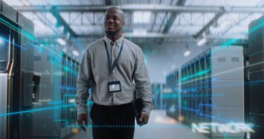VFX ile Fütürist Büyük Veri Merkezi 'nde Dijital Tablet Yürüyüşü yapan Afrikalı Amerikalı Yönetici. Sunuculardaki İnternet Trafiğinin Animasyon Diyagramları. Bilgi Teknolojisi, Dijitalleştirme Konsepti.
