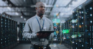 VFX ile Geleceğin Büyük Veri Merkezi: Afro-Amerikan Yöneticisi Dijital Tablet Kullanıyor. Sunuculardaki İnternet Trafiğinin Animasyon Diyagramları. Bilgi Teknolojisi, Dijitalleştirme Konsepti. Orta Çekim.