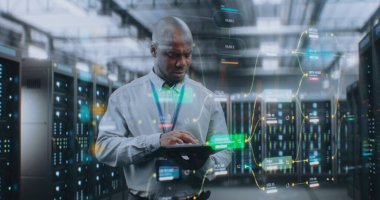 VFX ile Geleceğin Büyük Veri Merkezi: Afro-Amerikan Yöneticisi Dijital Tablet Kullanıyor. Sunuculardaki İnternet Trafiğinin Animasyon Diyagramları. Bilgi Teknolojisi, Dijitalleştirme Konsepti. Orta Çekim.