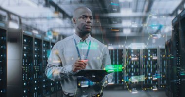 VFX ile Geleceğin Büyük Veri Merkezi: Afro-Amerikan Yöneticisi Dijital Tablet Kullanıyor. Sunuculardaki İnternet Trafiğinin Animasyon Diyagramları. Bilgi Teknolojisi, Dijitalleştirme Konsepti. Orta Çekim.