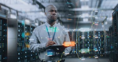 VFX ile Geleceğin Büyük Veri Merkezi: Afro-Amerikan Yöneticisi Dijital Tablet Kullanıyor. Sunuculardaki İnternet Trafiğinin Animasyon Diyagramları. Bilgi Teknolojisi, Dijitalleştirme Konsepti. Orta Çekim.