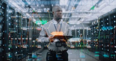 VFX ile Geleceğin Büyük Veri Merkezi: Afro-Amerikan Yöneticisi Dijital Tablet Kullanıyor. Sunuculardaki İnternet Trafiğinin Animasyon Diyagramları. Bilgi Teknolojisi, Dijitalleştirme Konsepti. Orta Çekim.
