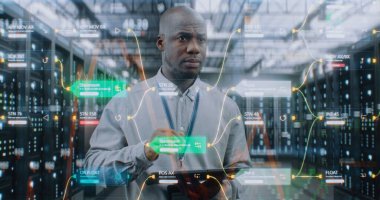 VFX ile Geleceğin Büyük Veri Merkezi: Afro-Amerikan Yöneticisi Dijital Tablet Kullanıyor. Sunuculardaki İnternet Trafiğinin Animasyon Diyagramları. Bilgi Teknolojisi, Dijitalleştirme Konsepti. Orta Çekim.
