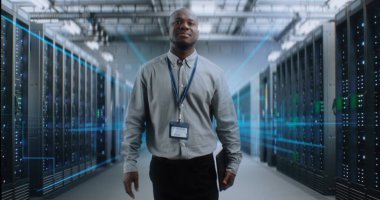 VFX ile Fütürist Büyük Veri Merkezi 'nde Dijital Tablet Yürüyüşü yapan Afrikalı Amerikalı Yönetici. Sunuculardaki İnternet Trafiğinin Animasyon Diyagramları. Bilgi Teknolojisi, Dijitalleştirme Konsepti.