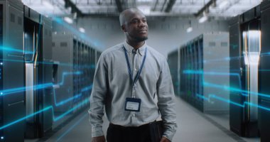 VFX ile Fütürist Büyük Veri Merkezi 'nde Dijital Tablet Yürüyüşü yapan Afrikalı Amerikalı Yönetici. Sunuculardaki İnternet Trafiğinin Animasyon Diyagramları. Bilgi Teknolojisi, Dijitalleştirme Konsepti.