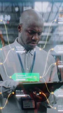 VFX ile Geleceğin Büyük Veri Merkezi: Afro-Amerikan Yöneticisi Dijital Tablet Kullanıyor. Sunuculardaki İnternet Trafiğinin Animasyon Diyagramları. Bilgi Teknolojisi Dijitalleştirme Kavramı. Dikey Çekim