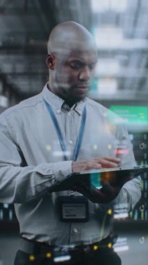 VFX ile Geleceğin Büyük Veri Merkezi: Afro-Amerikan Yöneticisi Dijital Tablet Kullanıyor. Sunuculardaki İnternet Trafiğinin Animasyon Diyagramları. Bilgi Teknolojisi, Dijitalleştirme. Dikey Çekim.