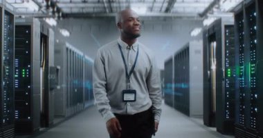 VFX ile Fütürist Büyük Veri Merkezi 'nde Dijital Tablet Yürüyüşü yapan Afrikalı Amerikalı Yönetici. Sunuculardaki İnternet Trafiğinin Animasyon Diyagramları. Bilgi Teknolojisi, Dijitalleştirme Konsepti.