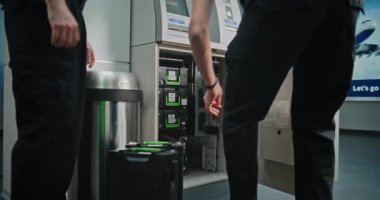 Havalimanı Terminali 'nde ATM Nakit Kaset Değiştirme, Nakit Para Makinesi Hizmetleri Üniformalı Profesyonel Korumalar. Güvenli Para Taşımacılığı Nakit Taşımacılık Operasyonu.