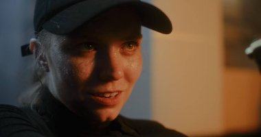 Action Movie Scene: Siyah Taktik Giyimli Saldırgan Kadın Suçlunun Kapanışı ve Cap Nişan Alma, Tanımlanamayan Rakiple Konuşma. Karanlık Ofis Binasında Gangster Saldırısı.