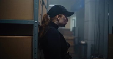 Gerilim Eylem Filmi Montajı: Taktik Ekipman Silahı Tutan Kadın Memur, Karanlık Depo 'da Suçlu Bulma. Düşük açılı Katil Yürüyüşü ve Takip Özel Tim Ajanı. Silahlı Karşılaşma.