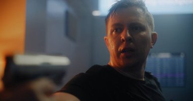 Siyah Taktik Giysili Ajan 'ın Derin Soluması, Silahı Nişan alıp Düşmanla Konuşması. Polis memuru Karanlık Ofis Binası 'nda tanınmayan bir suçluya saldırdı. Eylem Filmi Sahnesi.