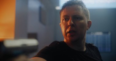 Siyah Taktik Giysili Ajan 'ın Derin Soluması, Silahı Nişan alıp Düşmanla Konuşması. Polis memuru Karanlık Ofis Binası 'nda tanınmayan bir suçluya saldırdı. Eylem Filmi Sahnesi.