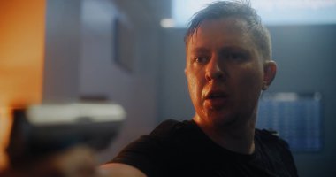 Siyah Taktik Giysili Ajan 'ın Derin Soluması, Silahı Nişan alıp Düşmanla Konuşması. Polis memuru Karanlık Ofis Binası 'nda tanınmayan bir suçluya saldırdı. Eylem Filmi Sahnesi.