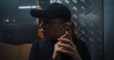 Taktik Ekipman ve Kaptan 'daki Yorgun Kadın Gizli Ajanın Kapanışı, Bir Tabanca Tutuyor. Memur Karanlık Ofis Binası 'nda suçluya saldırmaya ya da tutuklamaya hazırlanıyor. Epic Action Film Sahnesi.