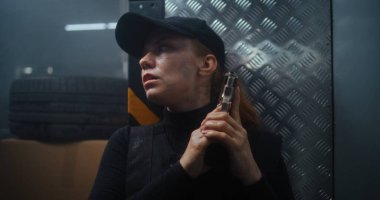 Aksiyon Filmi Sahnesi: Siyah Taktik Giysili Kadın Polis Memuru ve Duvarın Arkasında Saklanan Kaptan, Silah Tutuyor. Ajan Karanlık Ofis Binasında Saldırmak için Doğru Zaman Bekliyor. Kapat..