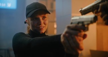 Siyah Taktik Ekipmanlı Kadın Gizli Ajan ve Kaptan Tanımlanamayan Rakip 'e Silahı doğrultup Katille Konuşuyor. Karanlık Ofis Binasında Subay Saldırısı ya da Tutuklama Suçlusu. Eylem Filmi Sahnesi.