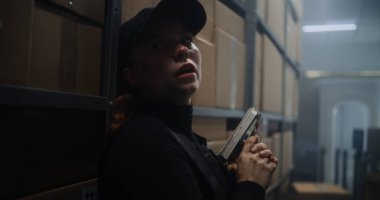 Aksiyon Filmi: Siyah Taktik Giysili Kadın Polis Memuru ve Kaptan Depo 'da Saklanıyor, Silah Tutuyor, Suçluyla Konuşuyor. Ajan Karanlık Bina 'da Saldırmak için Doğru Zaman Bekliyor